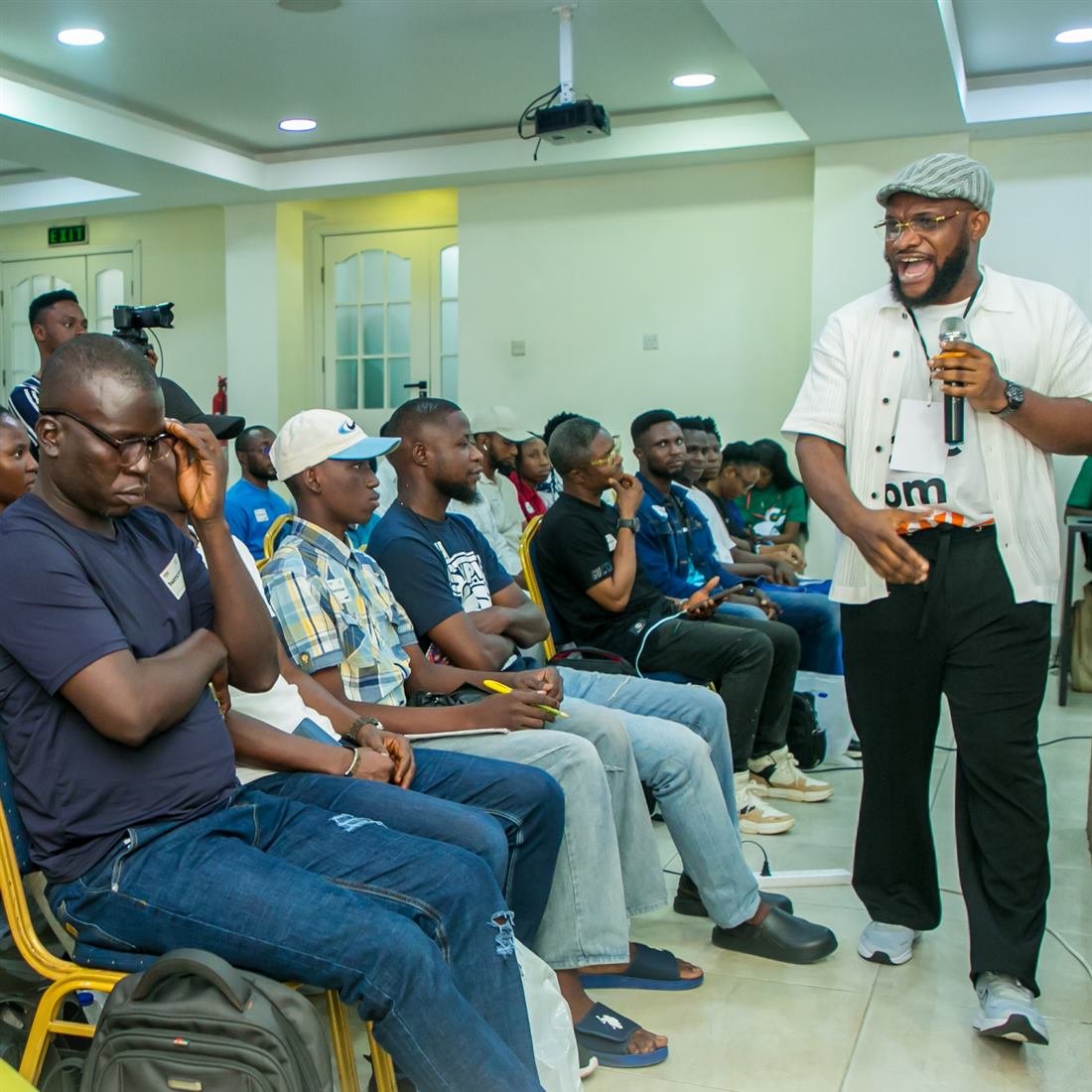 A facilitator talks with attendees at a Digital Clinic session